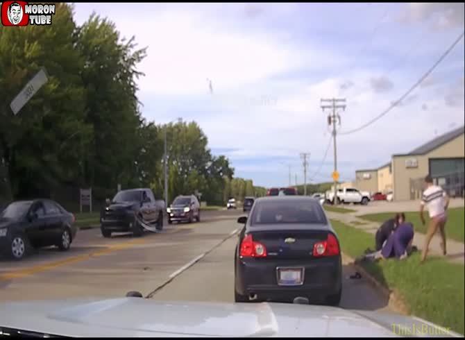 Video :When a police officer encounters a resisting motorist, good samaritans assist them